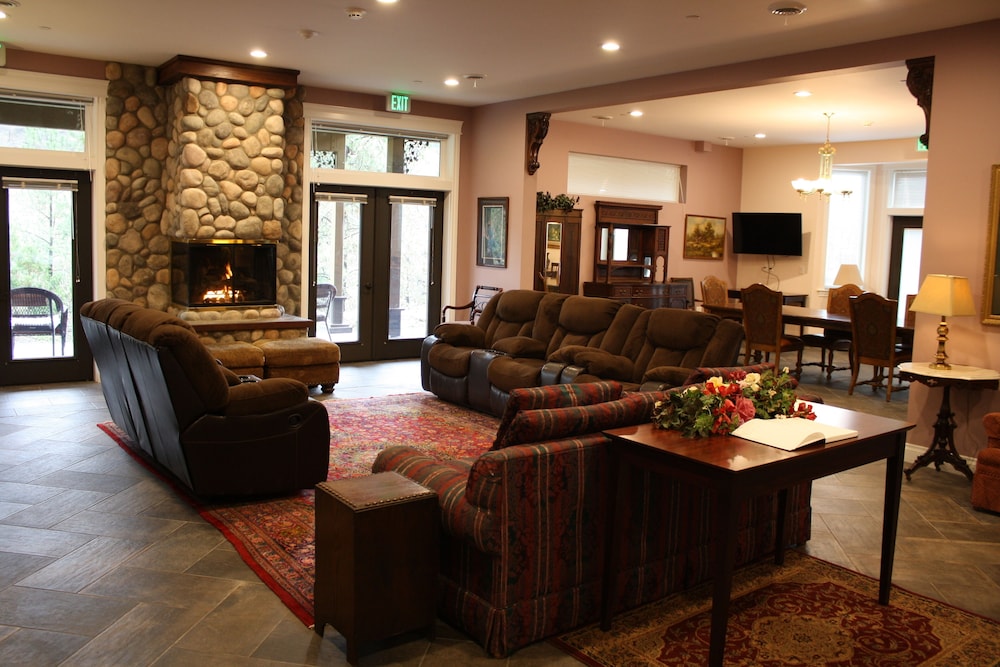 Hearthstone Elegant Lodge by the River - photo 36