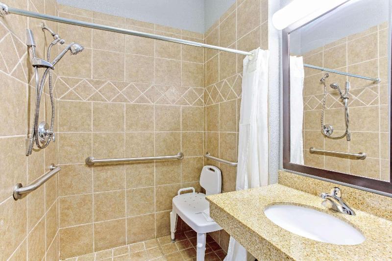 La Quinta Inn & Suites by Wyndham Mobile Tillman's Corner - photo 16