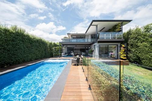 Byron by the Beach Luxury Heated Pool and Views in Mount Martha, Australia