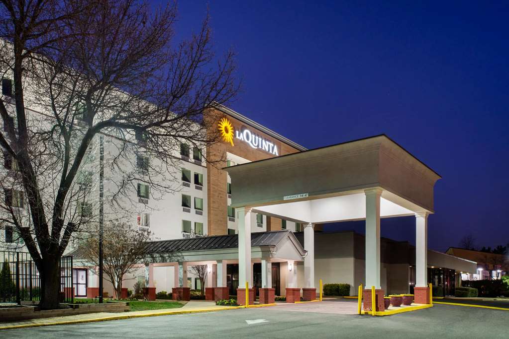 La Quinta Inn & Suites by Wyndham DC Metro Capital Beltway - photo 12