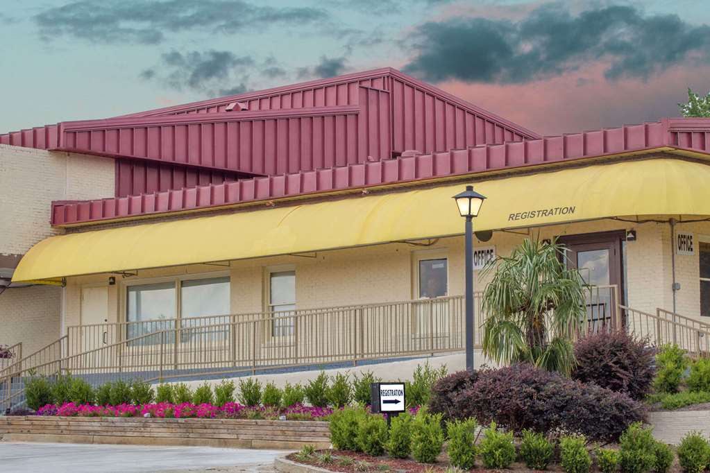 Days Inn by Wyndham Milledgeville - photo 2