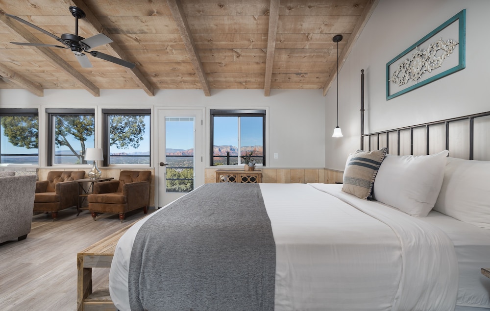 Sky Ranch Lodge - photo 5