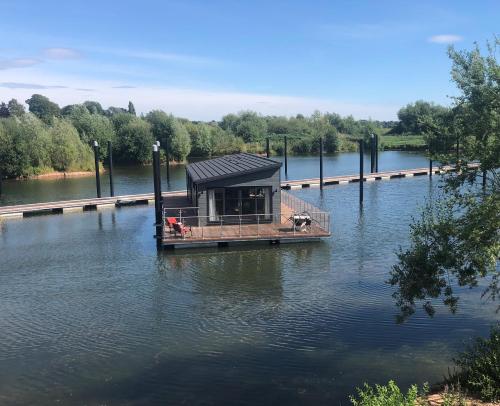 The Floating Home at Upton — 4-Star Luxury Hotel in Upton Upon Severn, United Kingdom