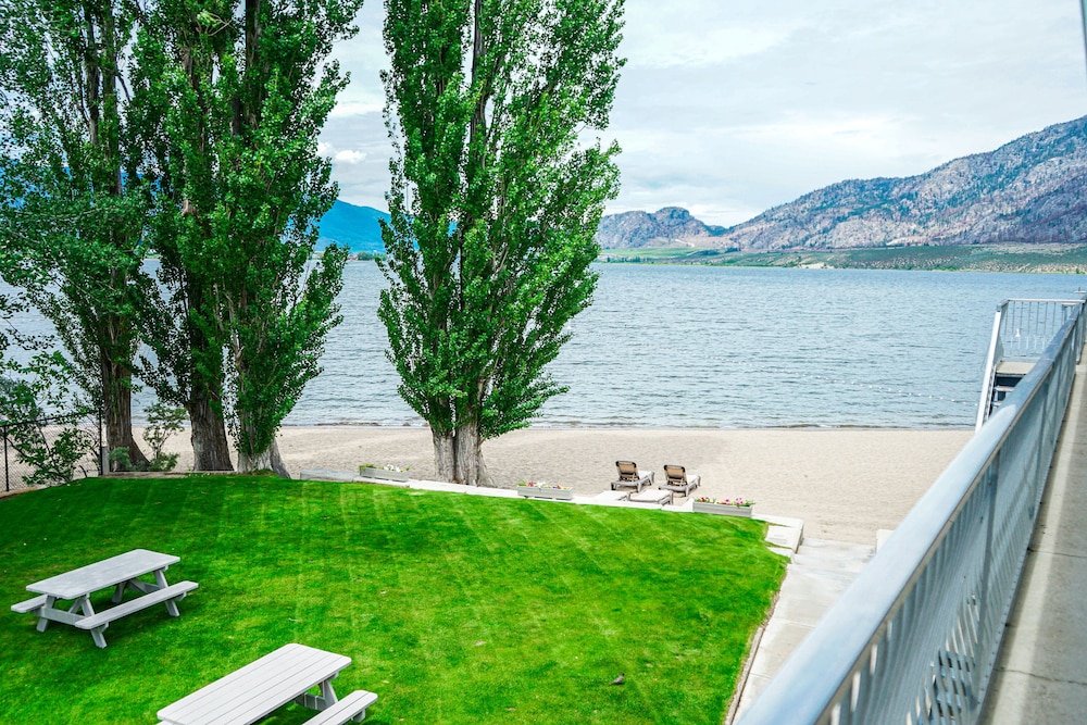 Poplars Motel on the lake in Osoyoos, Canada