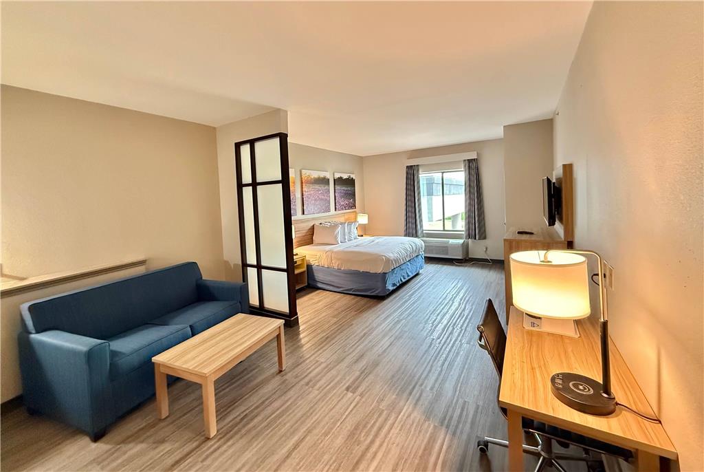 Days Inn & Suites by Wyndham Houston West Energy Corridor - photo 12