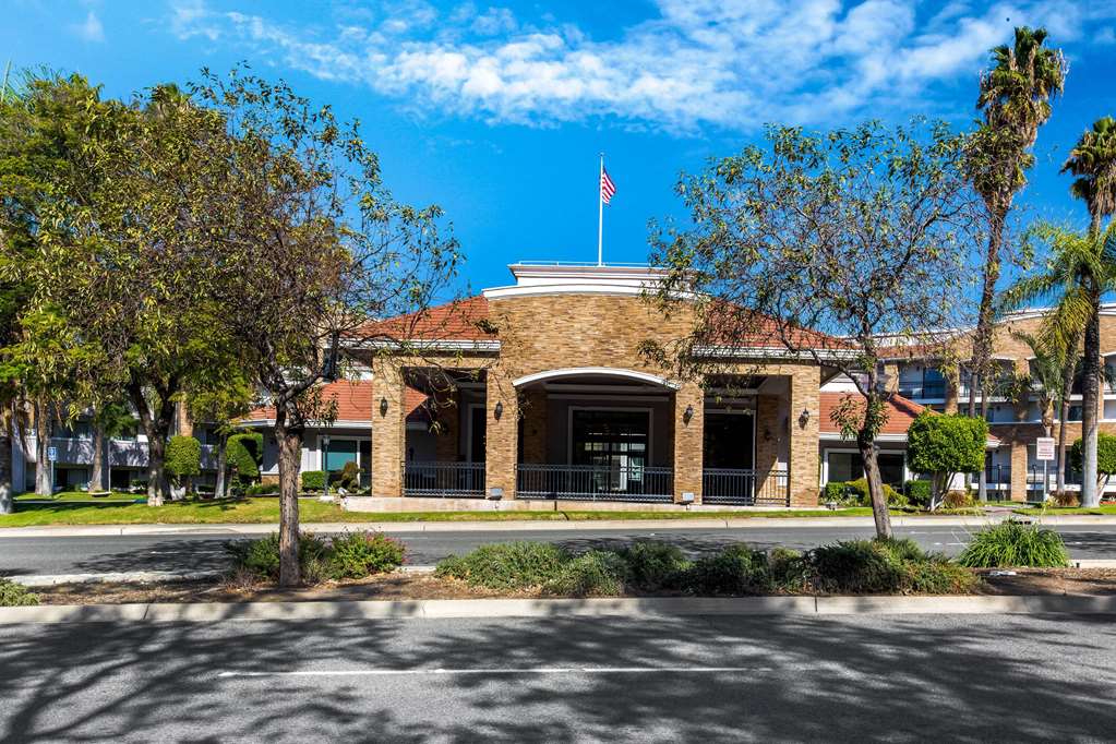 La Quinta Inn & Suites by Wyndham Pomona - featured photo