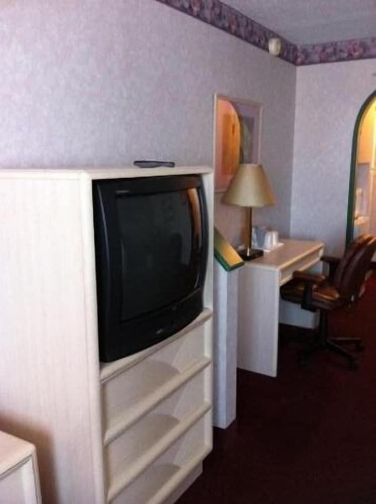O'Hare Inn & Suites - photo 15
