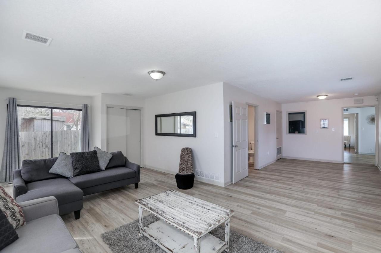 Spacious West Side Home away from Home — 4-Star Luxury Hotel in Wichita, United States