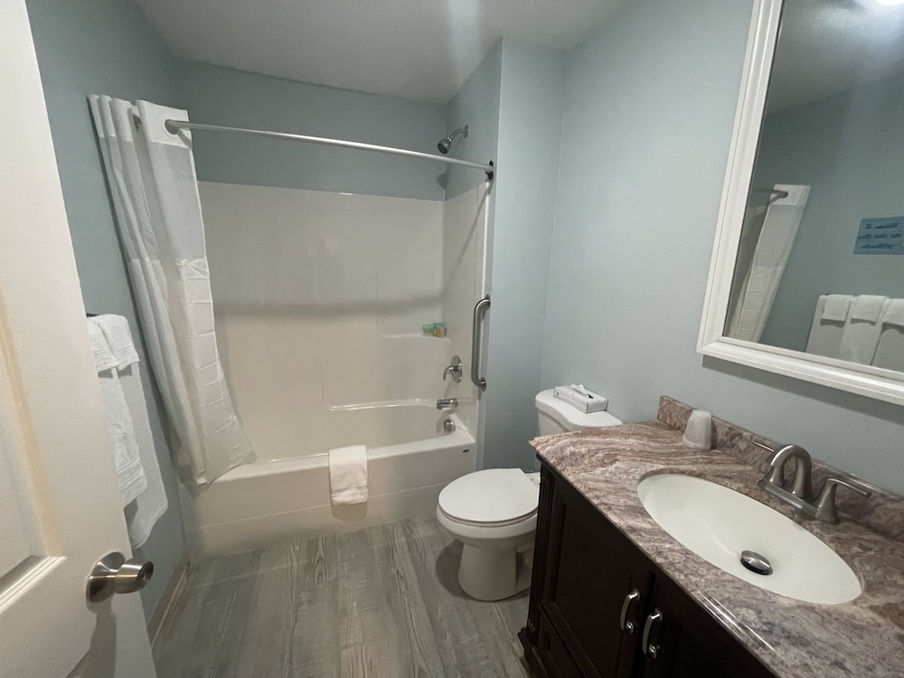 The Coastal Inn and Suites - photo 16