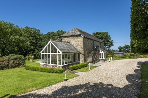 Mowhay Barn Woodburner & Hot tub in Padstow, United Kingdom
