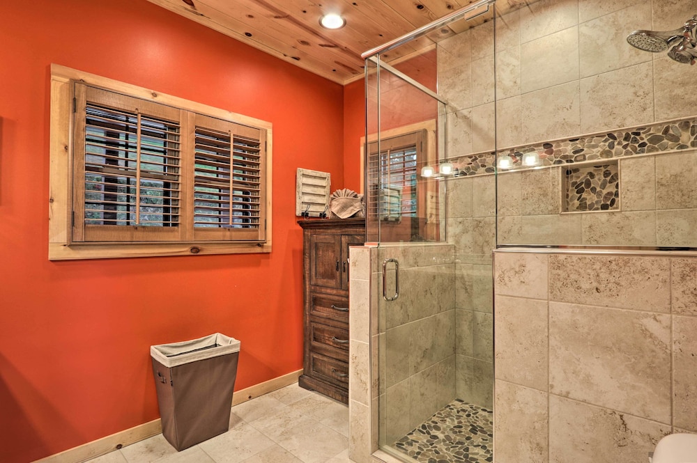 Woodsy Retreat with Fire Pit And Resort Amenities - photo 22