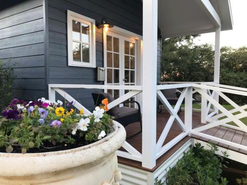 Hamptons In Rye Blue Cottage 3 Mins from Hot Springs — 4-Star Luxury Hotel in Rye, Australia