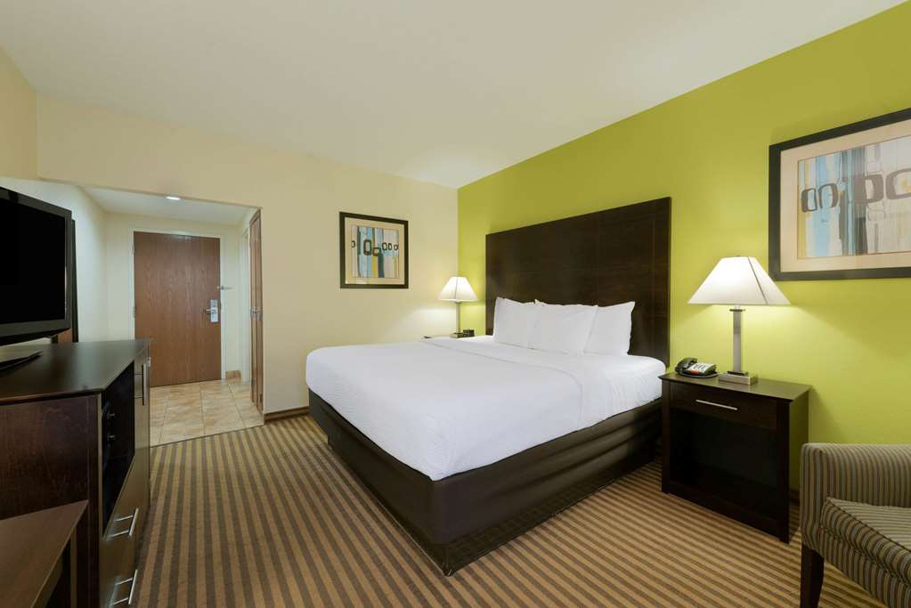La Quinta Inn & Suites by Wyndham Columbus Grove City - photo 22