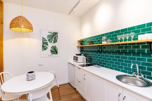 Unique and Beautiful 1BR Apt in Historic Tbilisi by Wehost
