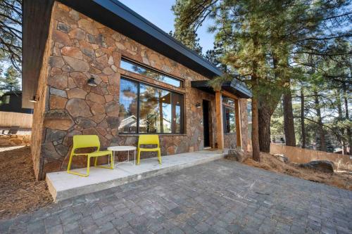 Modern Flagstaff Wood Cabin Home Forest Views — 4-Star Luxury Hotel in Mountainaire, United States
