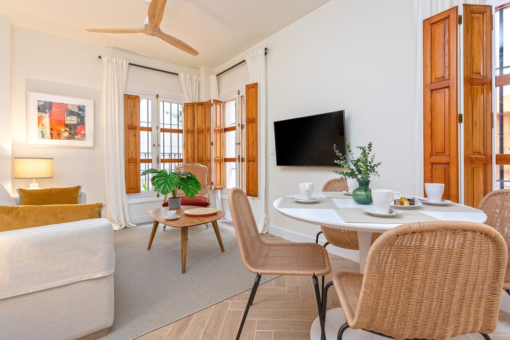 Apartamento Don Juan de Sevilla — 4-Star Luxury Hotel in Sevilla, Spain