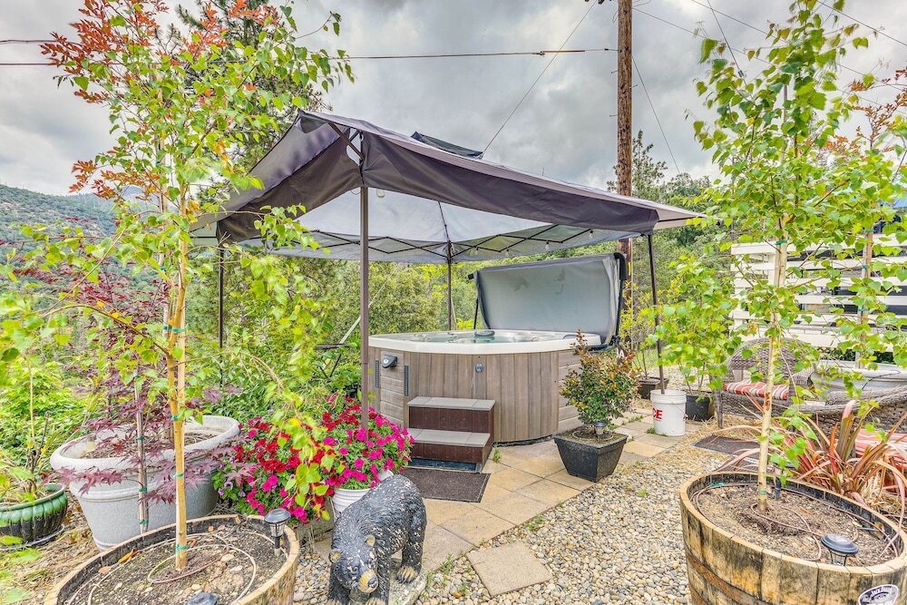 Yosemite Natl Park Getaway: Hot Tub & Mtn Views in Oakhurst, United States