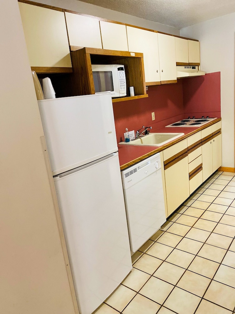 Travelodge by Wyndham Lincoln Near White Mountain - photo 16