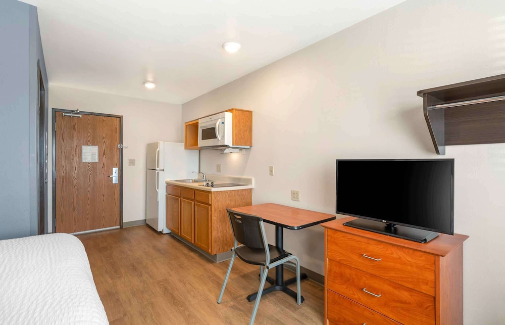 WoodSpring Suites Cleveland Avon - photo 6