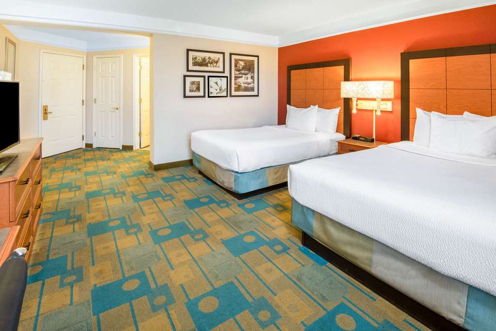 La Quinta Inn & Suites by Wyndham Sherman - photo 28