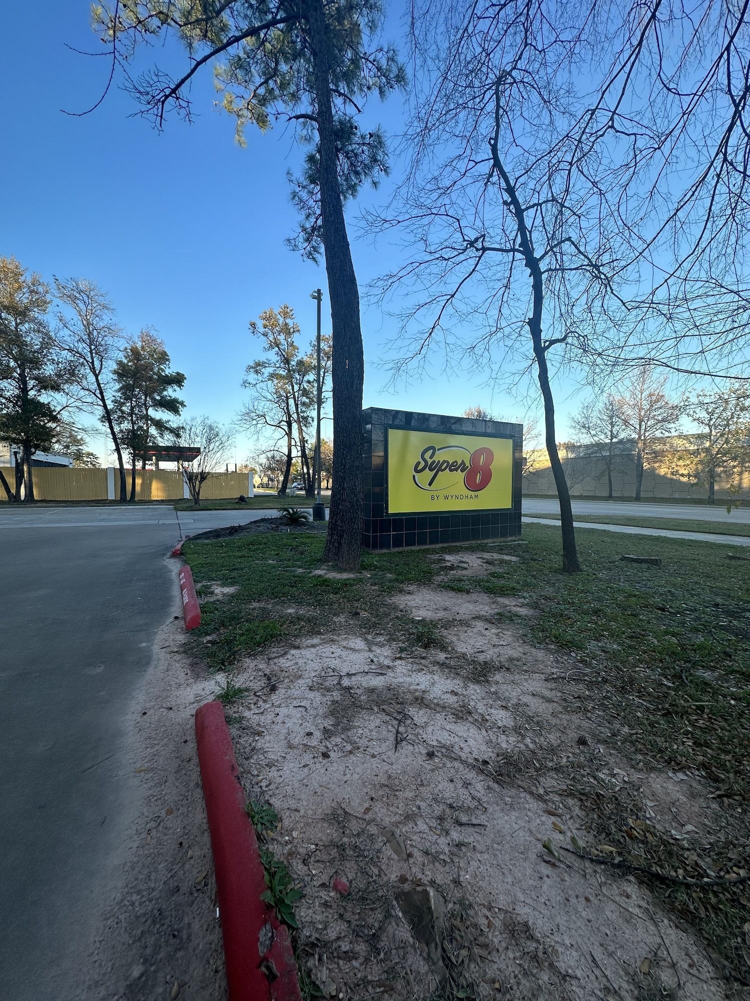 Super 8 by Wyndham The Woodlands North - photo 6