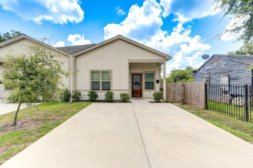 King size bed 3BR cozy living room spacious luxurious Home Houston — 4-Star Luxury Hotel in Houston, United States