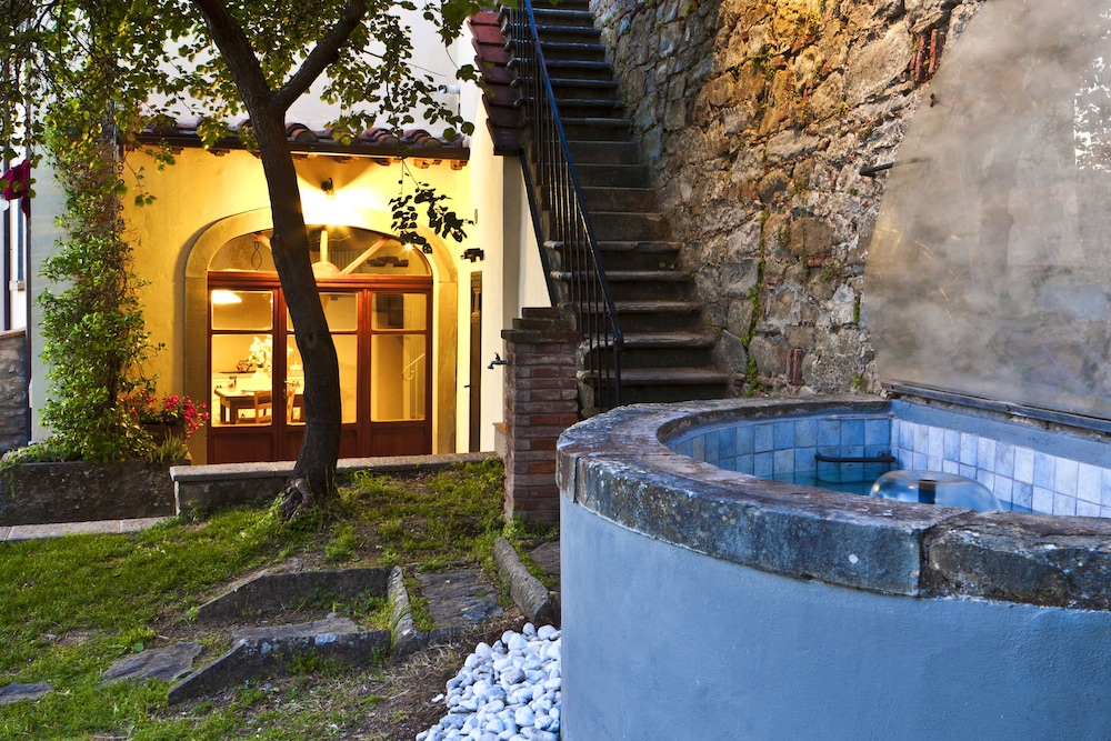 La Casa del Melograno — 4-Star Luxury Hotel in Castiglion Fiorentino, Italy