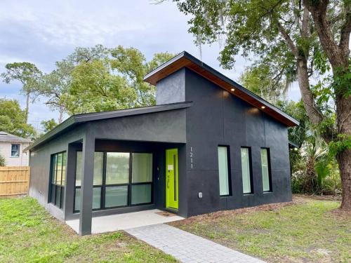 The Butterfly House with sauna — 4-Star Luxury Hotel in Sanford, United States
