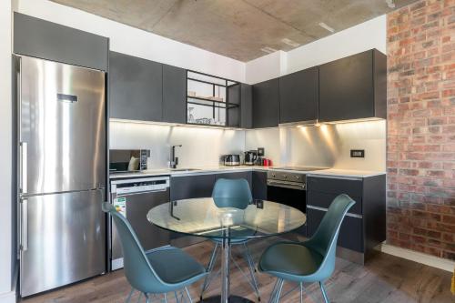 The Signature 410:Central Modern Aprt with Parking