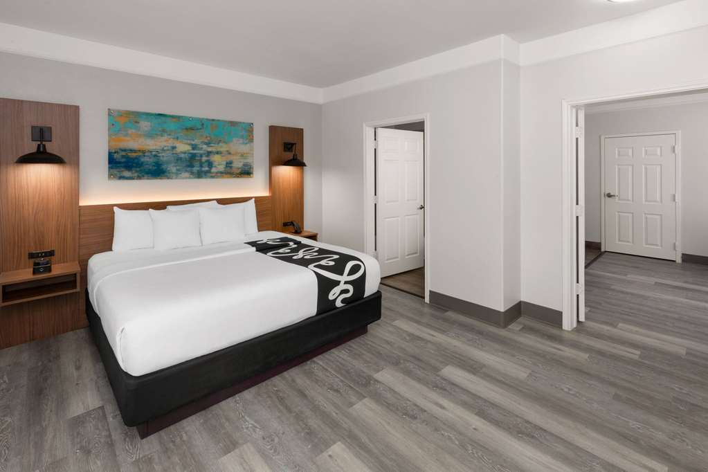 La Quinta Inn & Suites by Wyndham Angleton - photo 46