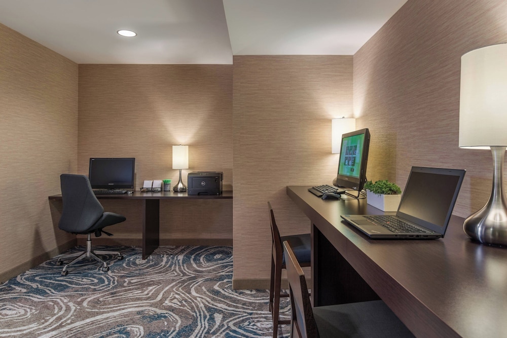 Courtyard by Marriott Portland City Center - photo 32