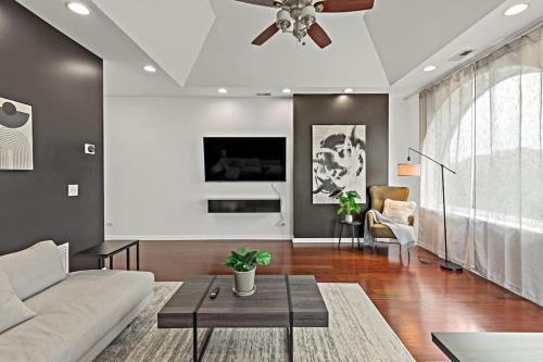 The Penthouse Lux stay near Downtown UofC & Lake — 4-Star Luxury Hotel in Chicago, United States