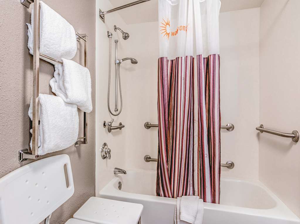La Quinta Inn & Suites by Wyndham Phoenix Scottsdale - photo 12
