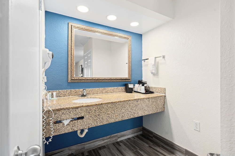 Baymont by Wyndham Orlando East - photo 21