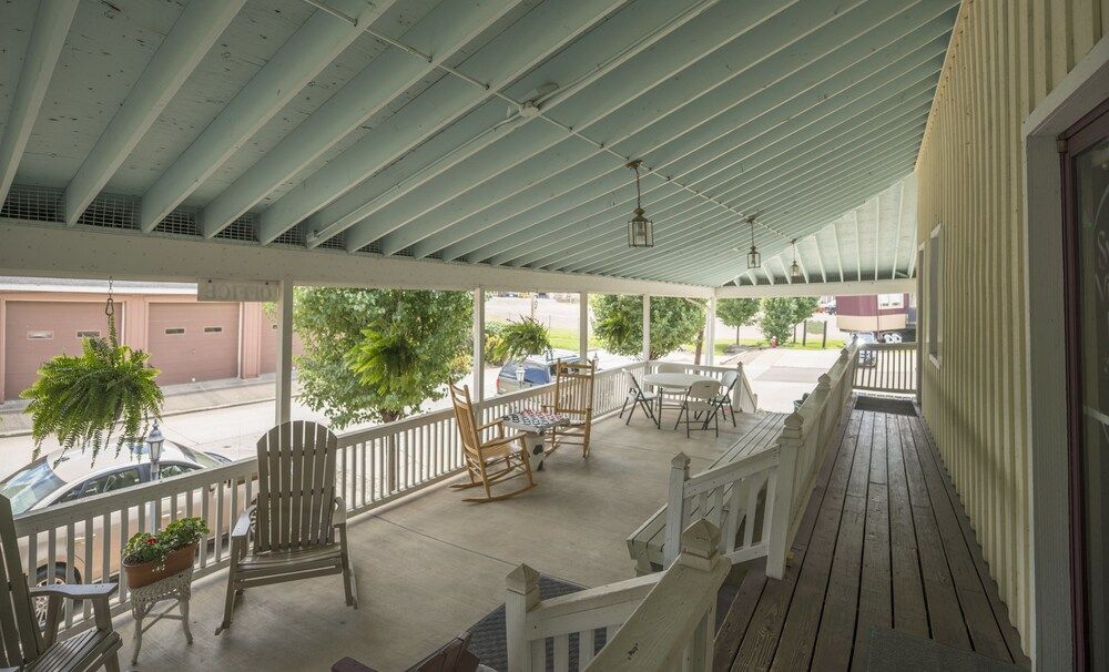 Sugarcreek Village Inn - photo 7