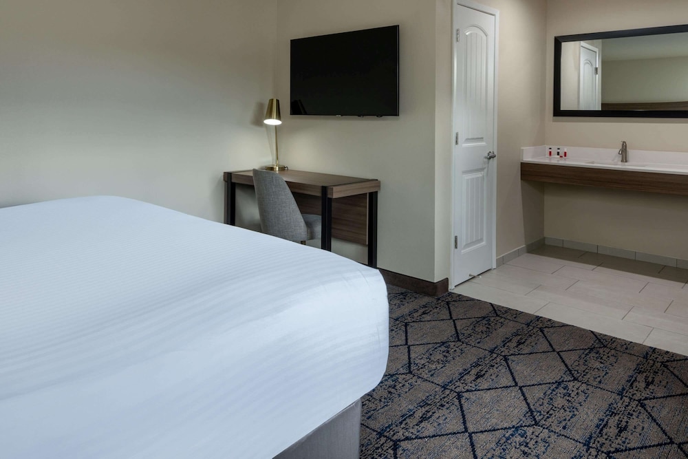 Ramada by Wyndham Modesto Yosemite Area - photo 18