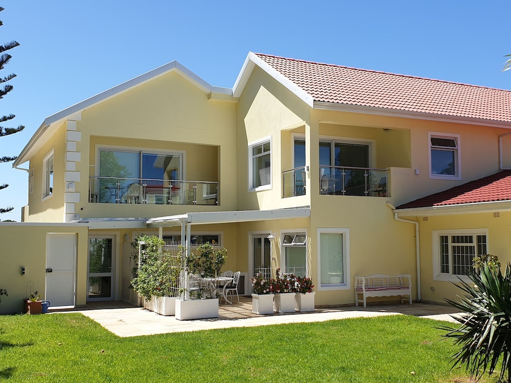 Superior 4 star apartment Graded by Aa and Tgcsa Close to Constantia Wineroute