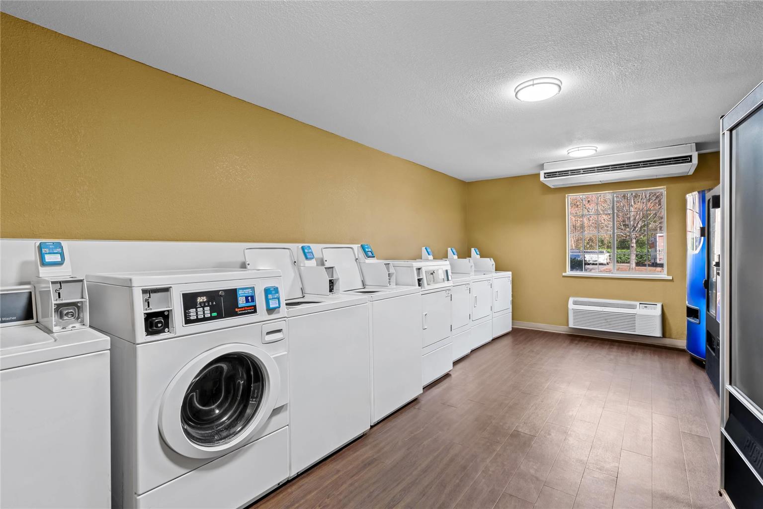 Suburban Studios Charlotte Executive Park - photo 25