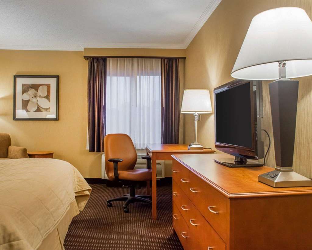 Clarion Hotel & Suites Riverfront - photo 11