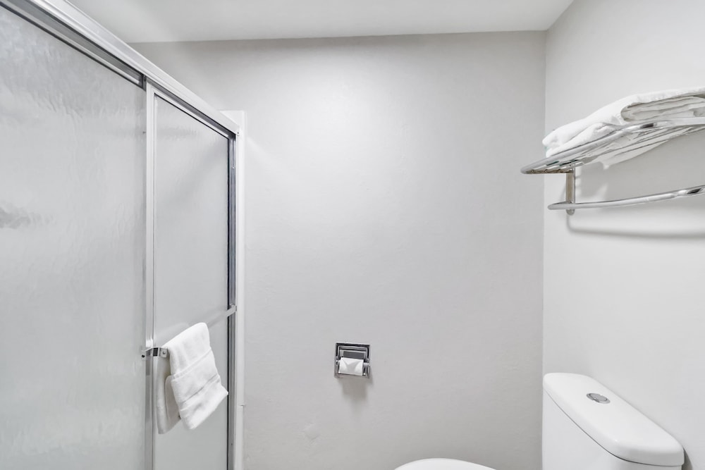 Red Roof Inn & Suites Fayetteville Fort Bragg - photo 22