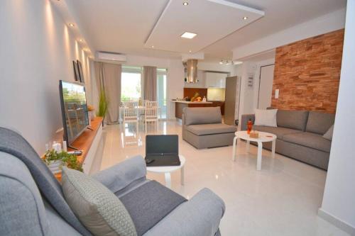 Potamos Deluxe White Apartment — 4-Star Luxury Hotel in Potamos, Greece