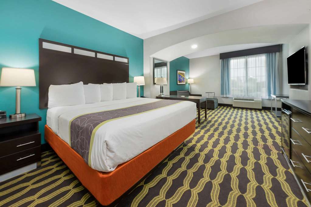 La Quinta Inn & Suites by Wyndham Houston Humble Atascocita - photo 18