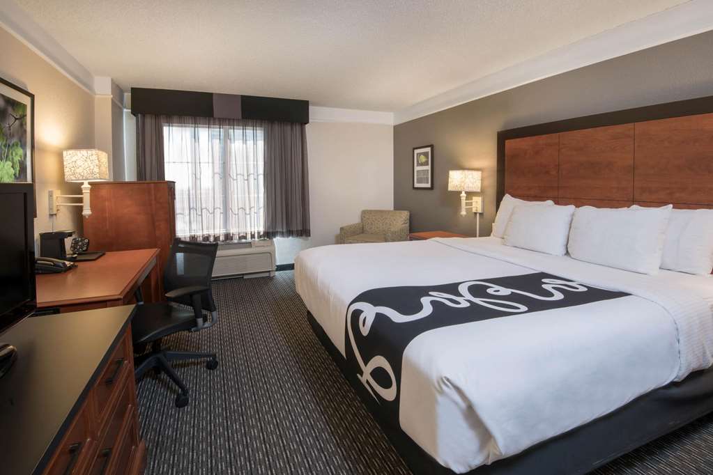 La Quinta Inn & Suites by Wyndham San Antonio Riverwalk - photo 22
