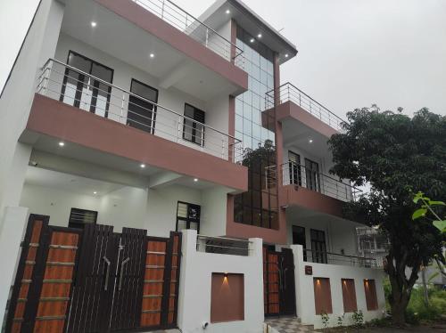 Guruji Homestay Near UPES Collage — 5-Star Luxury Hotel in Dehra Dun, India