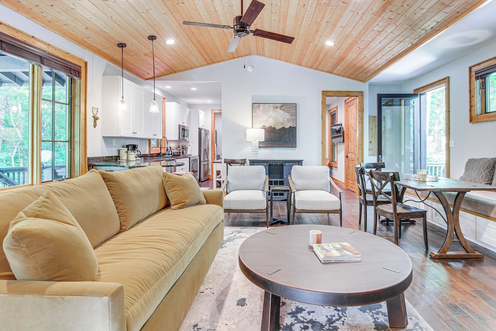 Chinquapin Escape: Resort Perks By Lake Glenville — hotel in Glenville