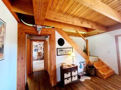 Blacktail Cabin Hideaway with hot tub — 4-Star Luxury Hotel in Lakeside, United States