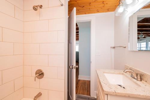 Chill'ax Inn by Oak Island Accommodations - photo 20