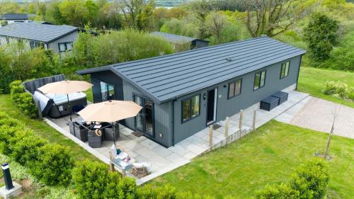 Iris Lodge 18 Roadford Lake Lodges — 4-Star Luxury Hotel in Lifton, United Kingdom