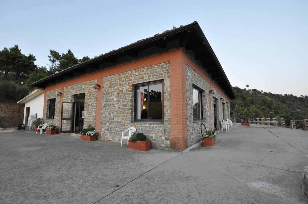 Agriturismo Pinelli — 4-Star Luxury Hotel in Plataci, Italy