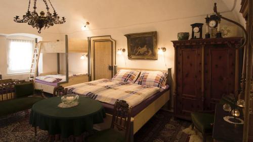 Zemianska Kúria Vachtár — hotel in Hybe